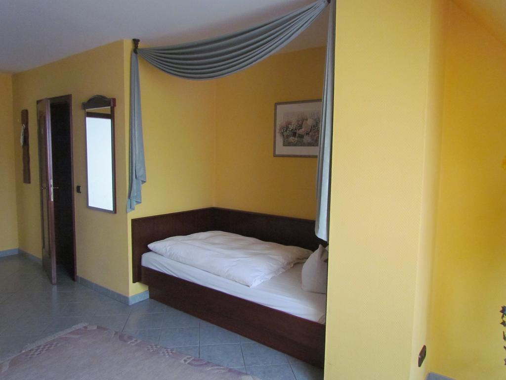 Hotel Zum Erker Trebur Quarto foto